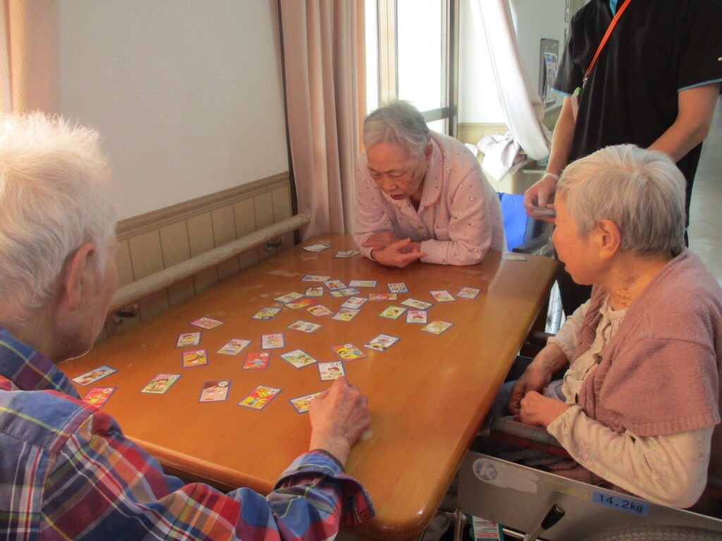 かるたレクを開催しました