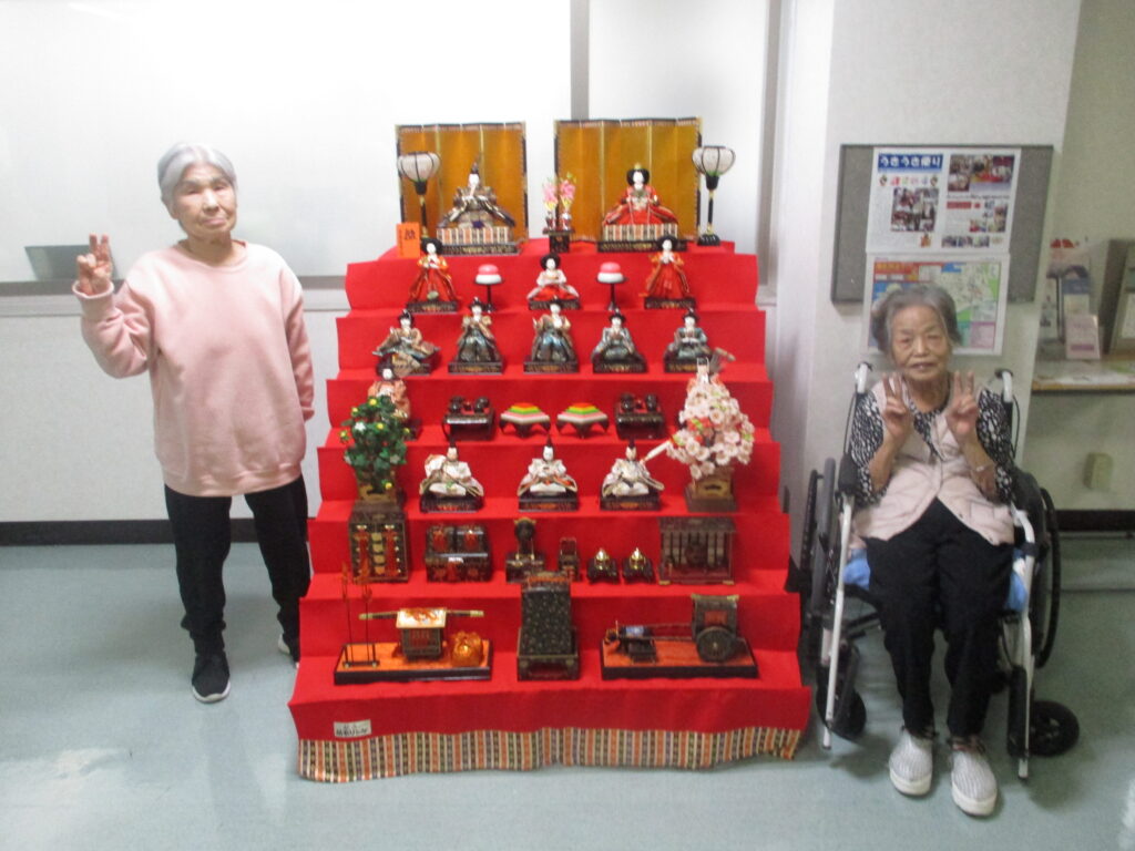 ひな人形との記念撮影